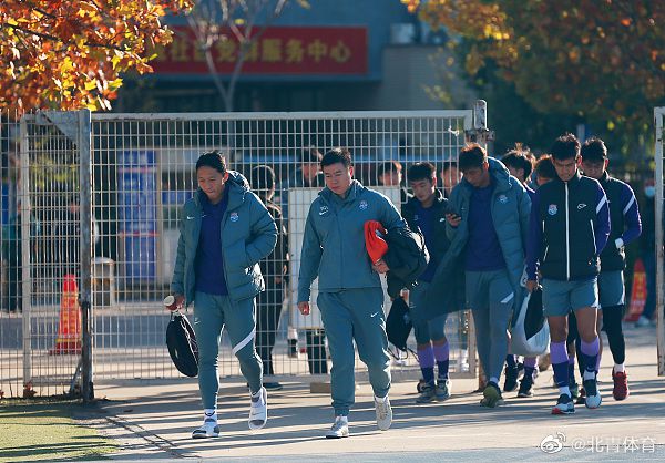 叶辰邀请杜海清坐在公务机的会客区沙发上，洪五和陈泽楷则坐在了一旁的座椅之上。